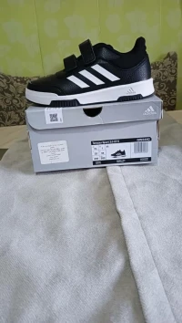 Lots de 20  paires :.ADIDAS enfant original à vendre en gros sulement....