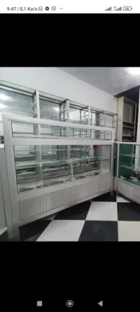 Étagères et comptoirs d'une ancienne pharmacie 