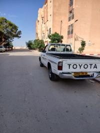 السيارات-النفعية-toyota-hilux-2004-بوغزول-المدية-الجزائر