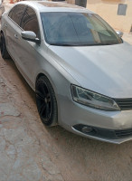 voitures-volkswagen-jetta-2014-dar-yaghmouracene-tlemcen-algerie