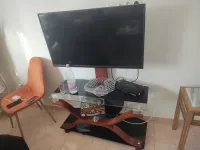 Télévision stream full hd 50 pouce  avec le support et le meuble 
