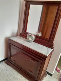 Chambre complète en très bon état (en bois rouge).