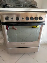 Particulier vend cuisinière en inox  avec  four  de marque Ariston  très peu utilisée