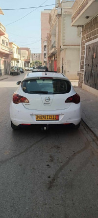 voitures-opel-astra-2012-arzew-oran-algerie