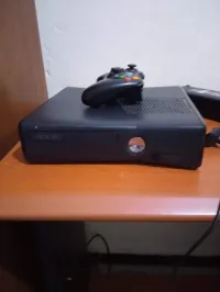 Xbox 360 slim 250gb+bonus 15 jeux(gta5 fifa.......)