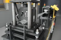 Profileuse de lame de rideaux metallique