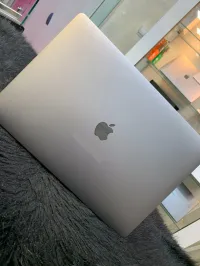 Mac book pro 2018 touch barre 15"i7 16g 512 ssd cycle 408  Radeon 560x