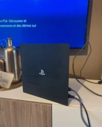 PlayStation Ps4 pro 1t avec compte et 70 jeux