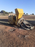 engin-pompe-a-beton-komatsu-2011-sidi-bel-abbes-algerie