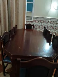 Table 8 chaises et refregirateur 