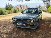 BMW E 30 1986 Bien finition