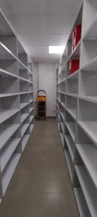 Réalisation et montage sur site Rayonnage Métallique fixe professionnel pour salle d'archive 