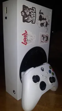 xbox series s + les top jeux cp avec les pilles rechargeable w lbata li tcharjihom