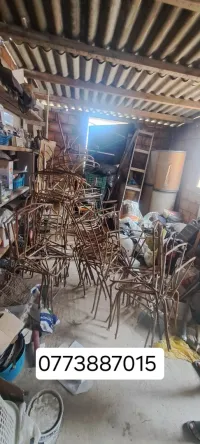 Un lots de table et de chaise solide 
