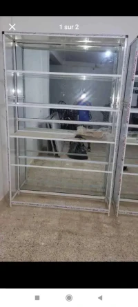 Lot Armoires en aluminium et Tables PC bureau