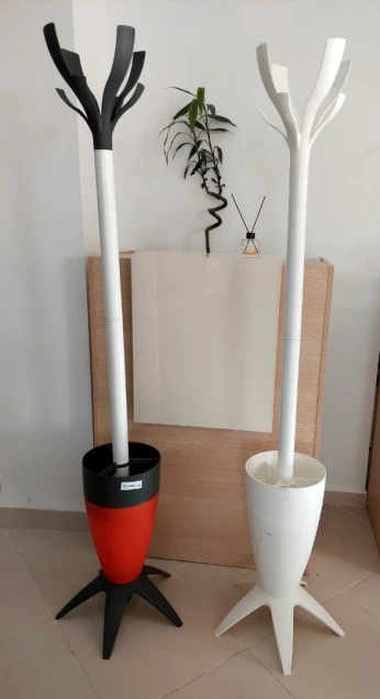 porte manteau en métal sur pied et porte manteau en bois
