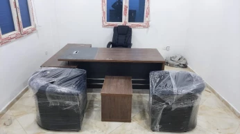 ENSEMBLE DE BUREAU 1.80M AVEC RETOUR CAISSON FIX ET BAHUT 04 PORTS +TABLE BASSE ET 03 CHAISES