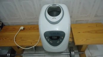 petit boulanger et machine de surfilage