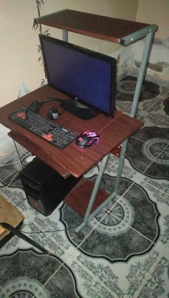 pc fix (unité + ecran) + table offerte