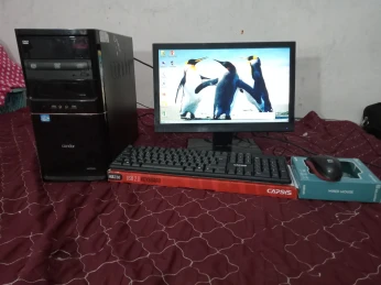 Desktop, i3 3ème, 500 go de disque dur, 02 go de RAM, wifi,