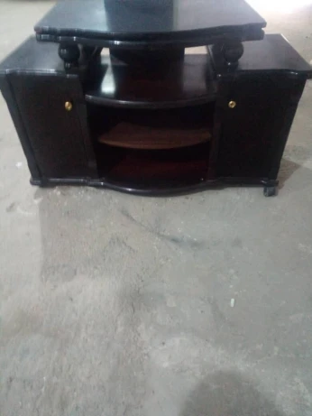 table tele roulante en bois rouge