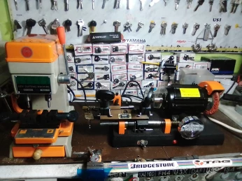 PRESSE IMMATRICULATION MACHINE CLE