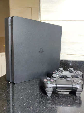 PS4 SLIM + 2 manette original+ 2cd