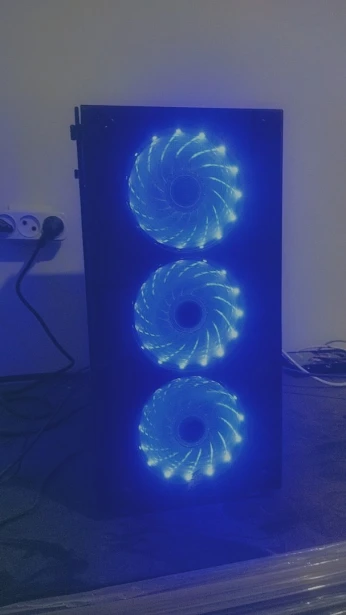كمبيوتر gaming pc مع تلفاز بلازما وادوات اللعب