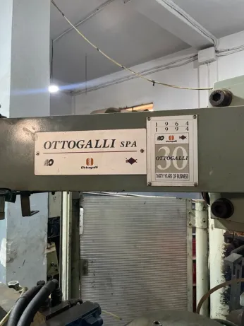 Machine injection chaussure