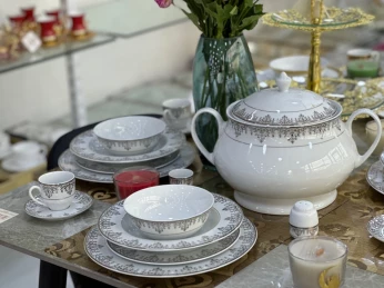 Le service de table La rose des sables 44 Pièces Sultan Or