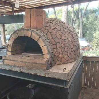 Four à pizza en pierre