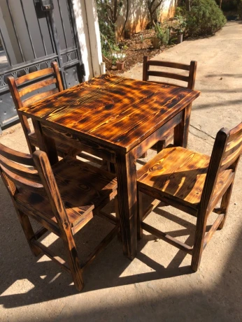 Tables avec 4 chaises en bois rouge en très bonne état