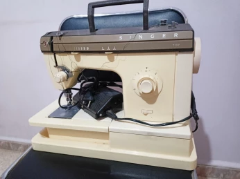 Machine à coudre ٱلة خياطة