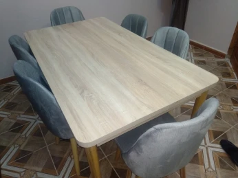 Table scandinave