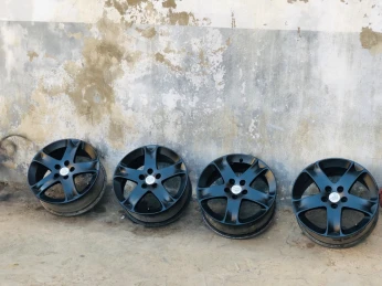 Salut 4 jante alu 17 pouse pour Peugeot expert Citroën jumpy fait scudo 5 trou en très bonne état.