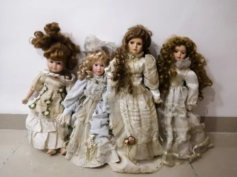 Poupées de collection en porcelaine