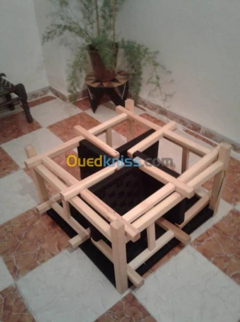 مائدة مع أربعة مقاعد خشبية محبوكة