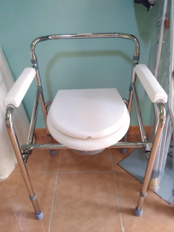 CHAISE GARDE ROBE pour toilettes en Chromé sans roue