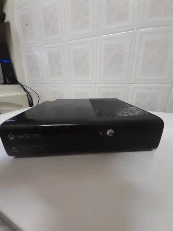Xbox 360 slim avec kinect et 2 manettes