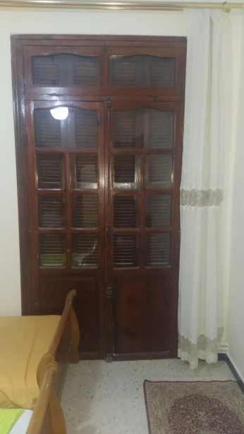 fenêtres en bois dur نوافد من الخشب الصلب