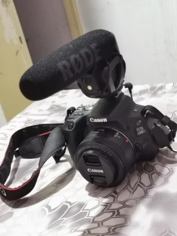 Canon 200d 15k + mic rode video pro + tripied