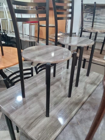 Table et 4 chaises / طاولة طابلة و 4 كراسى