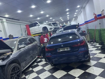Pièce Mercedes et rangé Rover