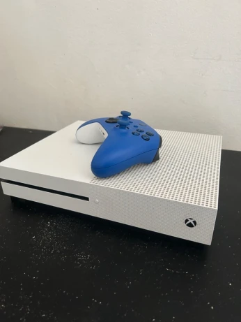 XBOX ONE S 1TB + ( Manette Xbox séries S )
