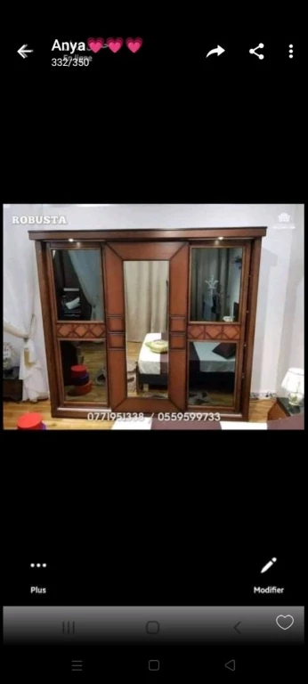 غرفة نوم ذات ابواب منزلقة حطب احمر