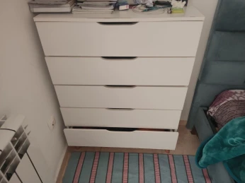 Commode blanche de cinq tiroirs