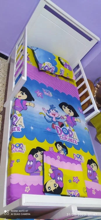 سرير خشبي