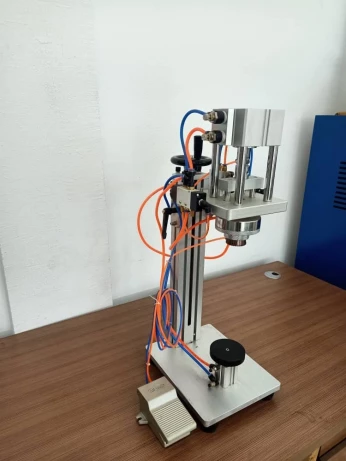 Bouchonneuse semi automatique pour parfum