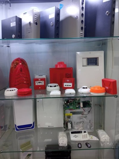 SIRENES INTERIEUR/EXTERIEUR ET DETECTEURS DE FUMÉE ET CHALEUR ET MOUVMENT ET D'INONDATION 