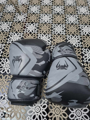 gants-et-casques-professionnel-de-boxe-10oz-venum-original-a-vendre-avec-un-tres-bon-prix-bejaia-algerie